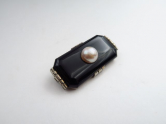Vente aux enchères Broche Art Déco en argent, onyx et perle baroque.
