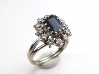 Vente aux enchères Bague ornée d'un saphir dans un entourage de diamants taille ancienne.