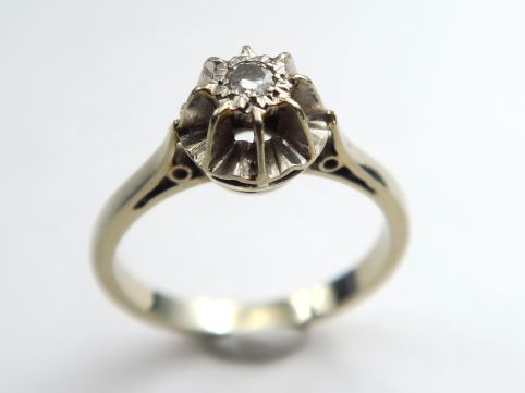 Bague ornée d'un petit diamant taille ancienne. Monture en or blanc. P