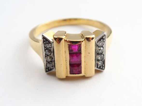 	Bague Art Déco, rubis calibrés et roses. Monture en or. Poids tel : 7