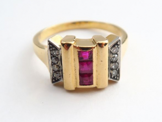 Vente aux enchères 	Bague Art Déco, rubis calibrés et roses. Monture en or. Poids tel : 7