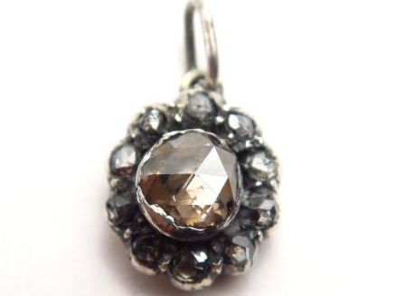 Pendentif, remontage d’un bijou ancien en argent, orné de roses.  Poid