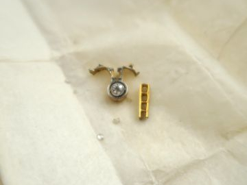 	Pli de diamants dessertis de bijoux