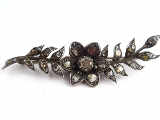Vente aux enchères Broche en argent en forme de branchage fleuri serti de roses.  Poids :