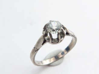 Vente aux enchères 	Bague en argent et imitation de diamant.  Poids : 2.44 g