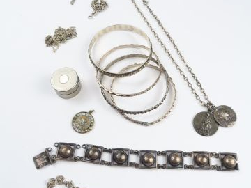 Lot de bijoux en argent : chaines, bracelets, boites, médailles. Poids