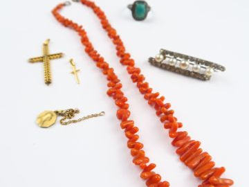 Lot de bijoux fantaisie : collier en corail, broche, médaille en plaqu