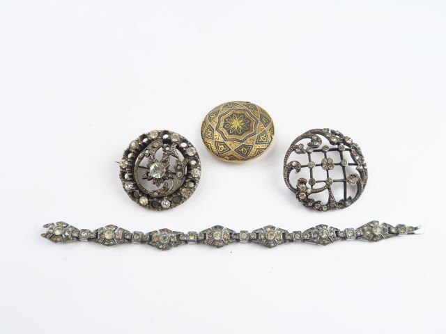 Trois broches métal et bracelet fantaisie à décor de strass