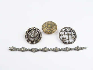 Vente aux enchères Trois broches métal et bracelet fantaisie à décor de strass