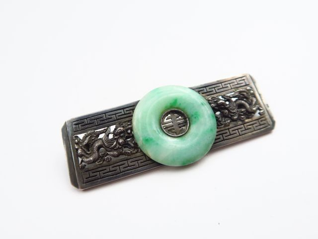 Broche en argent étranger (asie), ornée d'une jadéite. Poids tel : 15 