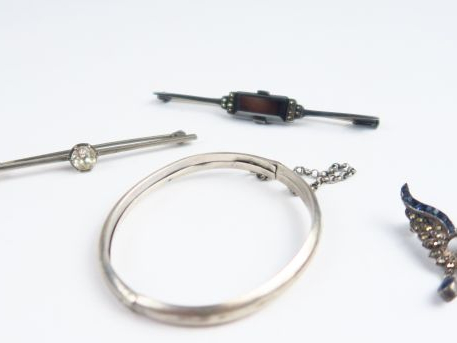 	Lot de bijoux en argent ornés de pierres. Poids tel : 18 g
