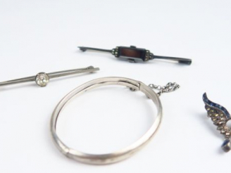 Vente aux enchères 	Lot de bijoux en argent ornés de pierres. Poids tel : 18 g