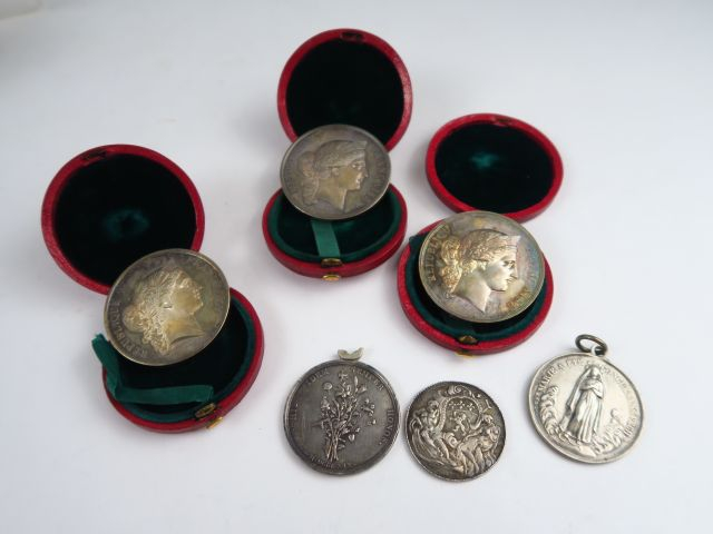 Lot de 6 médailles en argent, dont trois dans leurs étuis. Poids : 155
