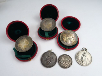 Vente aux enchères Lot de 6 médailles en argent, dont trois dans leurs étuis. Poids : 155
