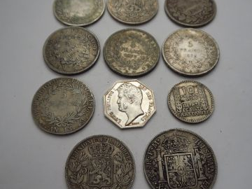 8 pièces en argent : 5 pièces de 5 francs en argent, 1 pièce espagnole