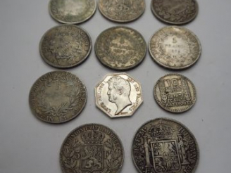 Vente aux enchères 8 pièces en argent : 5 pièces de 5 francs en argent, 1 pièce espagnole