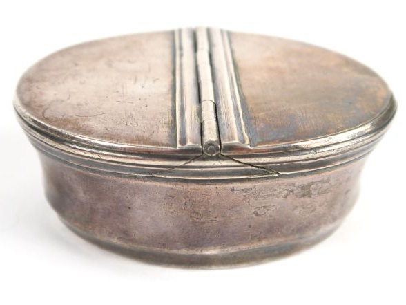 Boite à condiments XVIIIe en argent. Poids : 124 g (accidents)