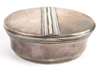 Vente aux enchères Boite à condiments XVIIIe en argent. Poids : 124 g (accidents)