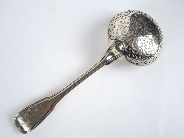 Saupoudreuse en argent XVIIIe, modèle à filet, armoriée. Poids : 95 g