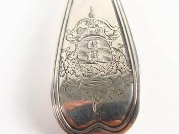 Saupoudreuse en argent XVIIIe, modèle à filet, armoriée. Poids : 95 g