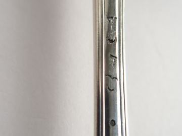 Saupoudreuse en argent XVIIIe, modèle à filet, armoriée. Poids : 95 g