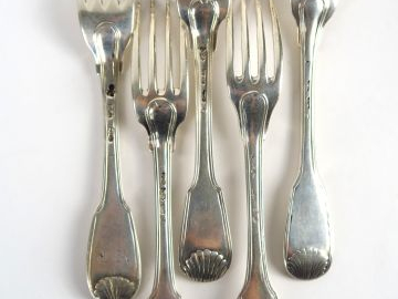 5 fourchettes en argent XVIIIe, poinçons dépareillés, modèle à coquill