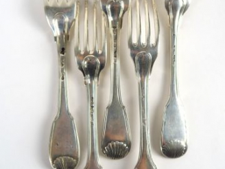 Vente aux enchères 5 fourchettes en argent XVIIIe, poinçons dépareillés, modèle à coquill