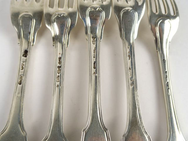 5 fourchettes en argent XVIIIe, poinçons dépareillés, modèle à coquill