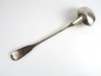 Vente aux enchères Louche en argent XVIIIe, modèle à filet. Poids : 240 g