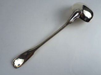 Vente aux enchères Louche en argent, poinçon au coq, modèle au filet. Maître orfèvre DURO
