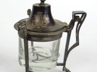 Vente aux enchères Moutardier de style Empire en argent, poinçon au coq, montants à décor