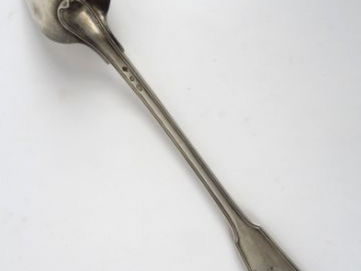 Vente aux enchères Cuillère à ragout en argent, poinçon au coq, modèle au filet. Monogram