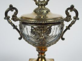 Vente aux enchères Sucrier Restauration en argent et cristal, poinçon Vieillard. MO : AC.