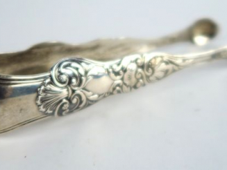 Vente aux enchères Pince à sucre en argent de style Rocaille, poinçonnée Vieillard et Min