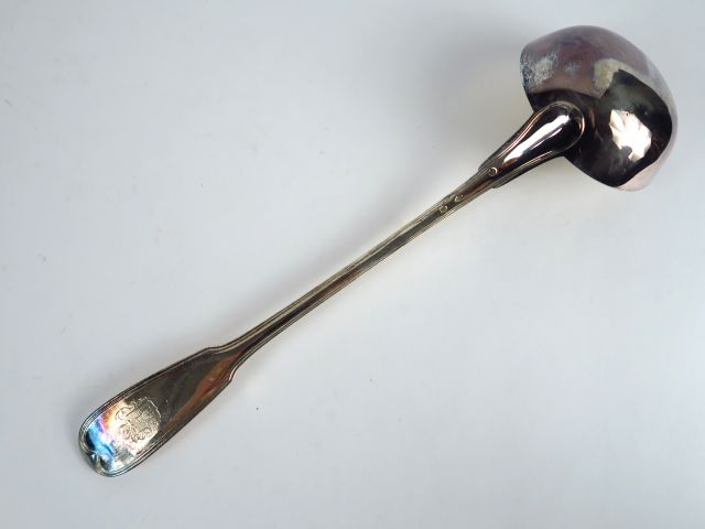 Louche en argent, poinçon Vieillard, modèle au filet. Armoriée. Poids 