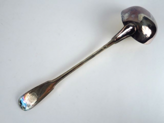 Vente aux enchères Louche en argent, poinçon Vieillard, modèle au filet. Armoriée. Poids 
