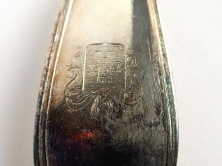 Louche en argent, poinçon Vieillard, modèle au filet. Armoriée. Poids 