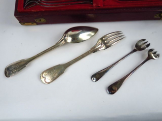 Vente aux enchères 12 couverts en argent étranger, modèle au filet. Chiffrés. On y joint 