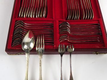 12 couverts en argent étranger, modèle au filet. Chiffrés. On y joint 