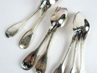 Vente aux enchères 2 couverts et 3 cuillères en argent, poinçon Vieillard, modèle au file