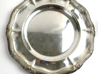 Vente aux enchères ODIOT. Plat en argent, poinçon Minerve, contour à décor de tiges enrub