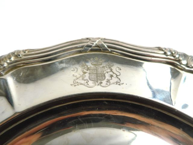 ODIOT. Plat en argent, poinçon Minerve, contour à décor de tiges enrub