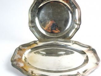Vente aux enchères Deux plats en argent, poinçon Minerve, contour à filet, monogrammés. L