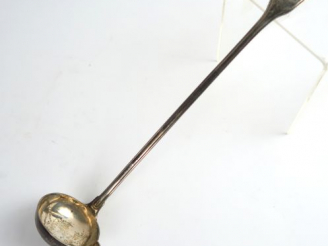 Vente aux enchères Louche à crème en argent, poinçon Minerve, modèle au filet. Poids : 10