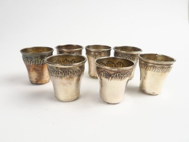 Suite de 7 verres à liqueur en argent, poinçon Minerve, de style Rocai