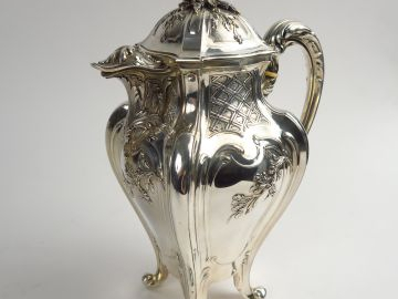 Verseuse Napoléon III en argent, poinçon Minerve, important décor de b