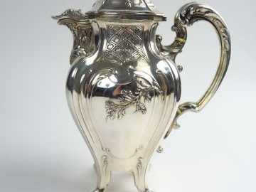 Verseuse Napoléon III en argent, poinçon Minerve, important décor de b