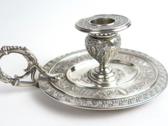 Vente aux enchères Bougeoir à main de style Rocaille en argent, poinçon Minerve. Poids : 