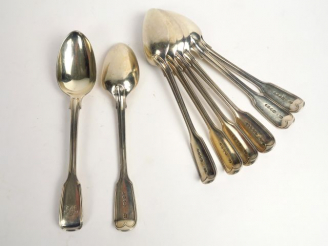 Vente aux enchères Suite de 8 cuillères en argent anglais, modèle à filet, monogrammés. P