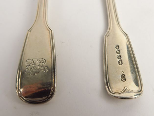 Suite de 8 cuillères en argent anglais, modèle à filet, monogrammés. P